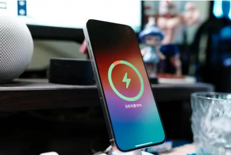 天等苹果15换屏服务分享用什么充电器给iPhone15充电更好 